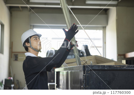 トラックで作業する作業員 トラックで作業する作業員 117760300