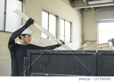 トラックで作業する作業員　 117760302