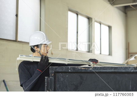 トラックで作業する作業員　 117760303