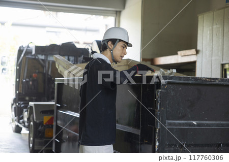 トラックで作業する作業員　 117760306