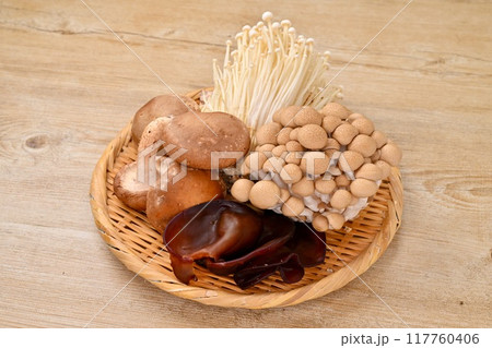キノコの食材イメージ、椎茸、しめじ、えのき茸、キクラゲ。 117760406