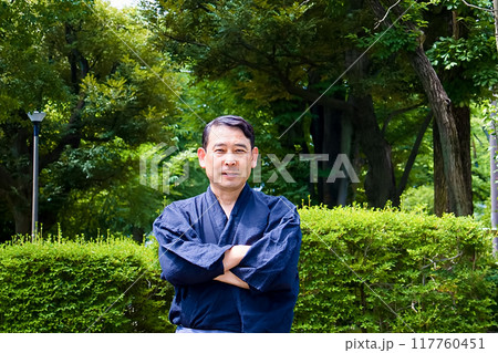浴衣姿の中高年男性 117760451