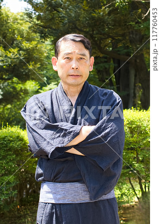 浴衣姿の中高年男性 浴衣姿の中高年男性 117760453