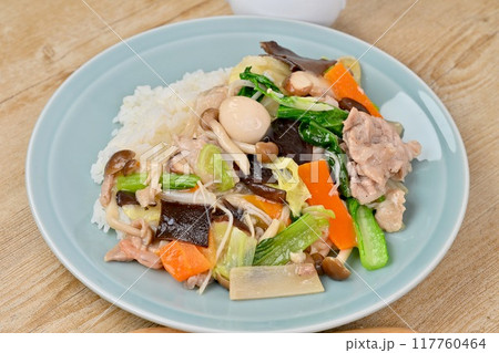 野菜たっぷりの中華丼。 117760464