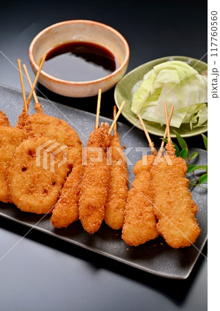 串カツ、串カツ、串フライ、郷土料理、大阪、キス、れんこん、海老、イカ、ソース 117760560