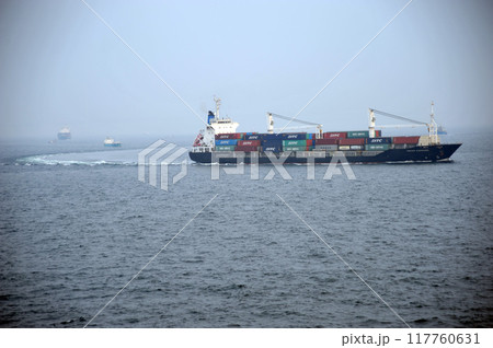 朝の瀬戸内海を行くコンテナ船 117760631
