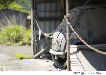 埃まみれで放置された車 117760678