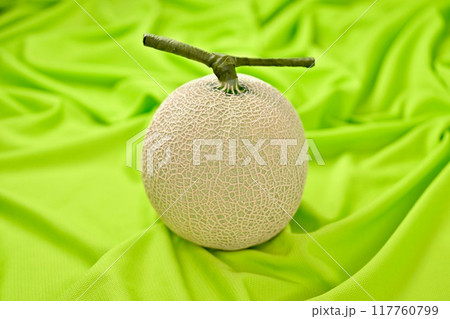 高級メロン、温室メロン、マスクメロン、フルーツ。静岡県産の温室メロンです。 高級メロン、温室メロン、マスクメロン、フルーツ。静岡県産の温室メロンです。 117760799