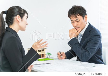 会議・ミーティングをする不動産業者のビジネスマン男女 会議・ミーティングをする不動産業者のビジネスマン男女 117760836