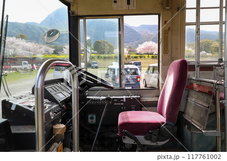 バスの運転席 バスの運転席 117761002