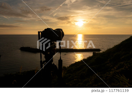 新潟県柏崎市　夕日が丘公園　日本海に沈む夕日 117761139