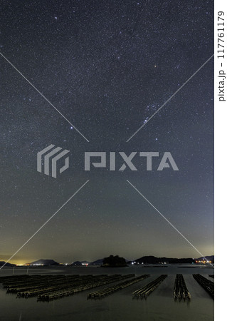 瀬戸内の冬の星景　オリオン座と冬の天の川 117761179