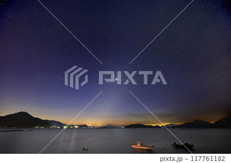 瀬戸内の冬の星景 夜明けの空に昇る金星と黄道光 瀬戸内の冬の星景 夜明けの空に昇る金星と黄道光 117761182