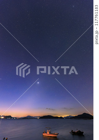瀬戸内の冬の星景　夜明けの空に昇る金星と黄道光 117761183