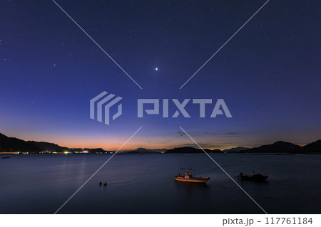瀬戸内の冬の星景 夜明けの空に昇る金星と黄道光 瀬戸内の冬の星景 夜明けの空に昇る金星と黄道光 117761184