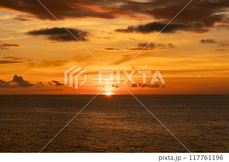 新潟県柏崎市 夕日が丘公園 日本海に沈む夕日 新潟県柏崎市 夕日が丘公園 日本海に沈む夕日 117761196
