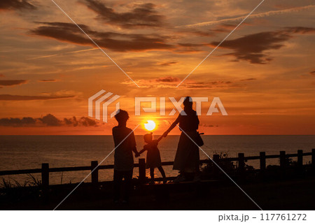 新潟県柏崎市　夕日が丘公園　日本海に沈む夕日を眺める 117761272