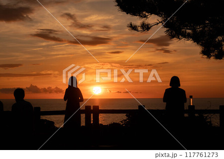 新潟県柏崎市 夕日が丘公園 日本海に沈む夕日を眺める 新潟県柏崎市 夕日が丘公園 日本海に沈む夕日を眺める 117761273