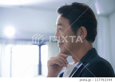 カッコイイハンサムな50代の男性ビジネスマンの考える横顔のクローズアップ 117761544