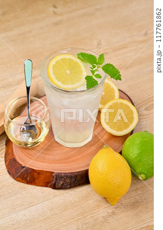 レモンスカッシュ、レモネード、レモン炭酸水、ドリンク。 117761862