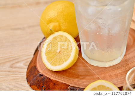 レモンスカッシュ、レモネード、レモン炭酸水、ドリンク。 117761874