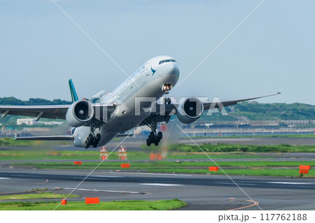 離陸する飛行機 117762188