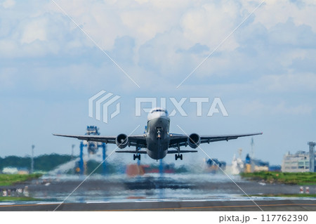 空港を離陸する飛行機 117762390