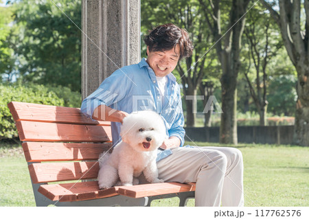 犬の散歩をする愛犬家の中高年男性・ドッグセラピー 犬の散歩をする愛犬家の中高年男性・ドッグセラピー 117762576