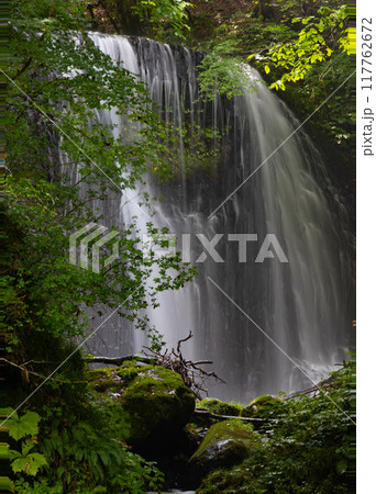 美しい滝　岩手県奥州市衣の滝 117762672