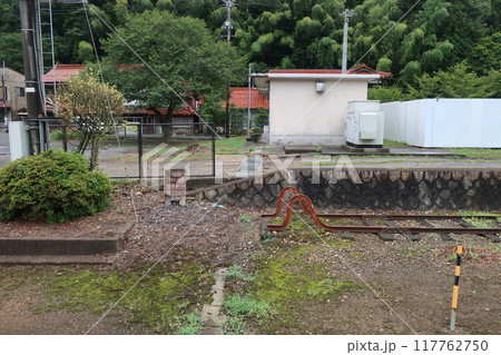 篠目駅の使われていない側線ホームの車止め 117762750