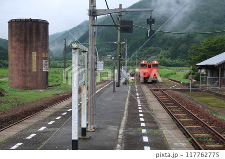 篠目駅に入線する気動車 篠目駅に入線する気動車 117762775
