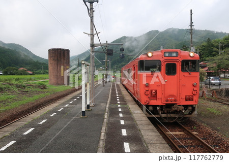 篠目駅に入線するディーゼルカー 117762779