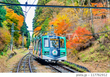 東京 紅葉の御岳山を登るケーブルカー 117762912