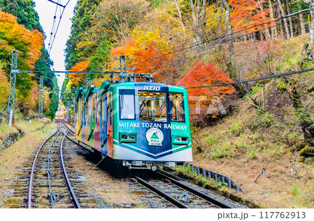 東京 紅葉の御岳山を登るケーブルカー 東京 紅葉の御岳山を登るケーブルカー 117762913