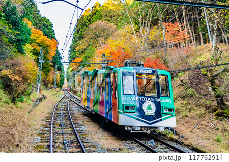 東京 紅葉の御岳山を登るケーブルカー 東京 紅葉の御岳山を登るケーブルカー 117762914