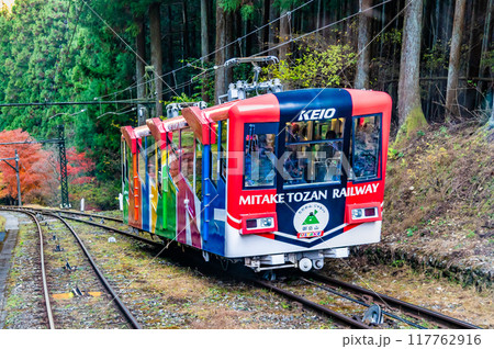東京 紅葉の御岳山を登るケーブルカー 117762916