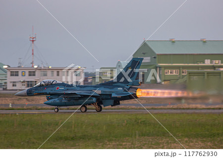 離陸する戦闘機 117762930