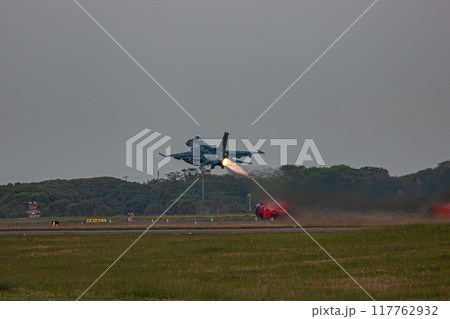 離陸する戦闘機 離陸する戦闘機 117762932
