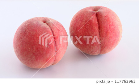 熟した新鮮な桃の全体2個:食品広告イメージ 熟した新鮮な桃の全体2個:食品広告イメージ 117762963