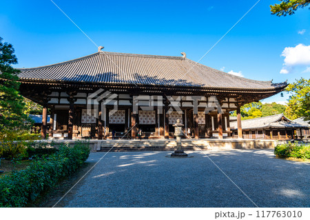 【奈良県】爽やかな青空が広がる唐招提寺の金堂 117763010