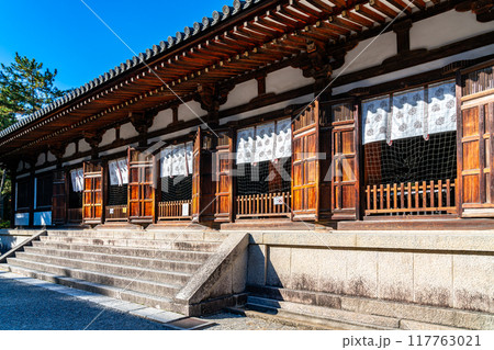 【奈良県】爽やかな青空が広がる唐招提寺の講堂 117763021