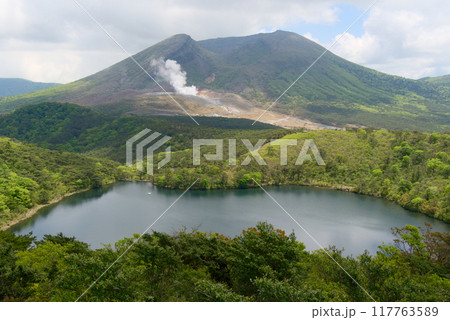 白鳥山から望む白紫池と韓国岳 白鳥山から望む白紫池と韓国岳 117763589
