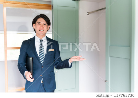 クローゼットを案内するハウスメーカーのプランナー・営業マン・アドバイザーの男性ビジネスマン 117763730
