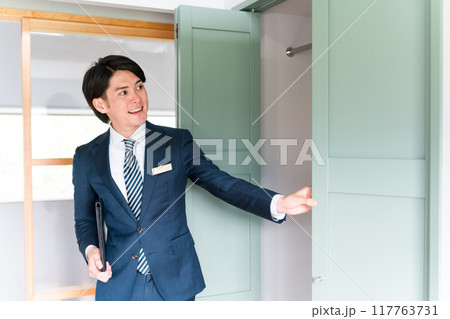 クローゼットを案内するハウスメーカーのプランナー・営業マン・アドバイザーの男性ビジネスマン 117763731