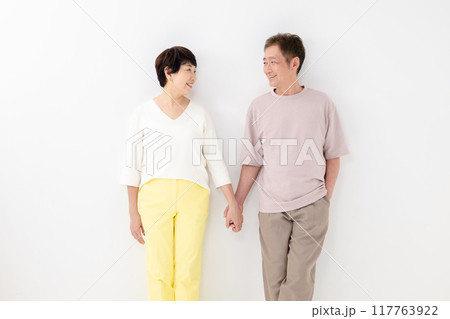 手を繋ぐシニア夫婦 手を繋ぐシニア夫婦 117763922