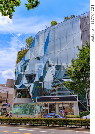 東京 渋谷区の都市風景 神宮前交差点 東急プラザ原宿「ハラカド」 東京 渋谷区の都市風景 神宮前交差点 東急プラザ原宿「ハラカド」 117764221