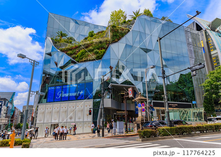 東京 渋谷区の都市風景 神宮前交差点 東急プラザ原宿「ハラカド」 東京 渋谷区の都市風景 神宮前交差点 東急プラザ原宿「ハラカド」 117764225