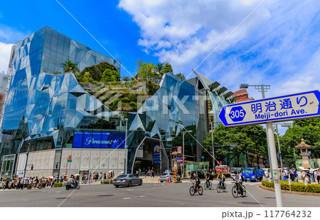 東京　渋谷区の都市風景　神宮前交差点　東急プラザ原宿「ハラカド」 117764232