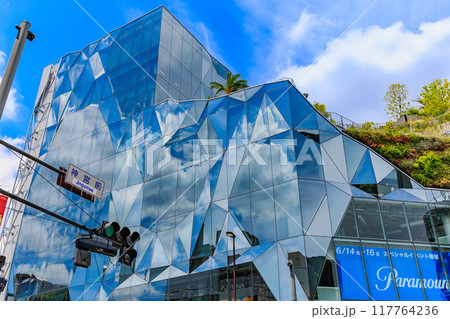 東京　渋谷区の都市風景　神宮前交差点　東急プラザ原宿「ハラカド」 117764236