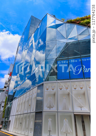 東京 渋谷区の都市風景 神宮前交差点 東急プラザ原宿「ハラカド」 東京 渋谷区の都市風景 神宮前交差点 東急プラザ原宿「ハラカド」 117764238
